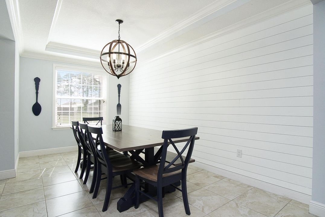 合同活跃: $549,000 (4 贝兹, 3 浴室, 2456 平方英尺)