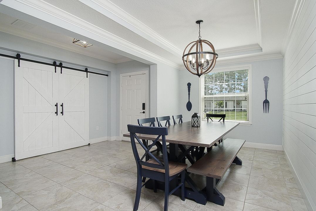 合同活跃: $549,000 (4 贝兹, 3 浴室, 2456 平方英尺)