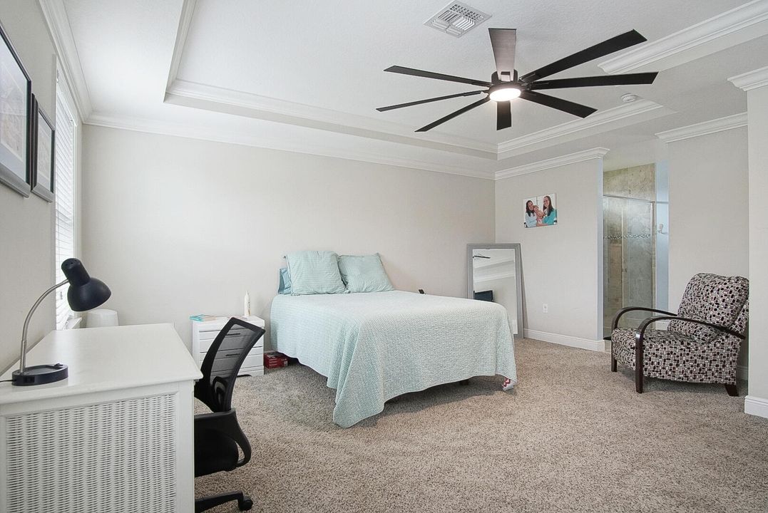 合同活跃: $549,000 (4 贝兹, 3 浴室, 2456 平方英尺)