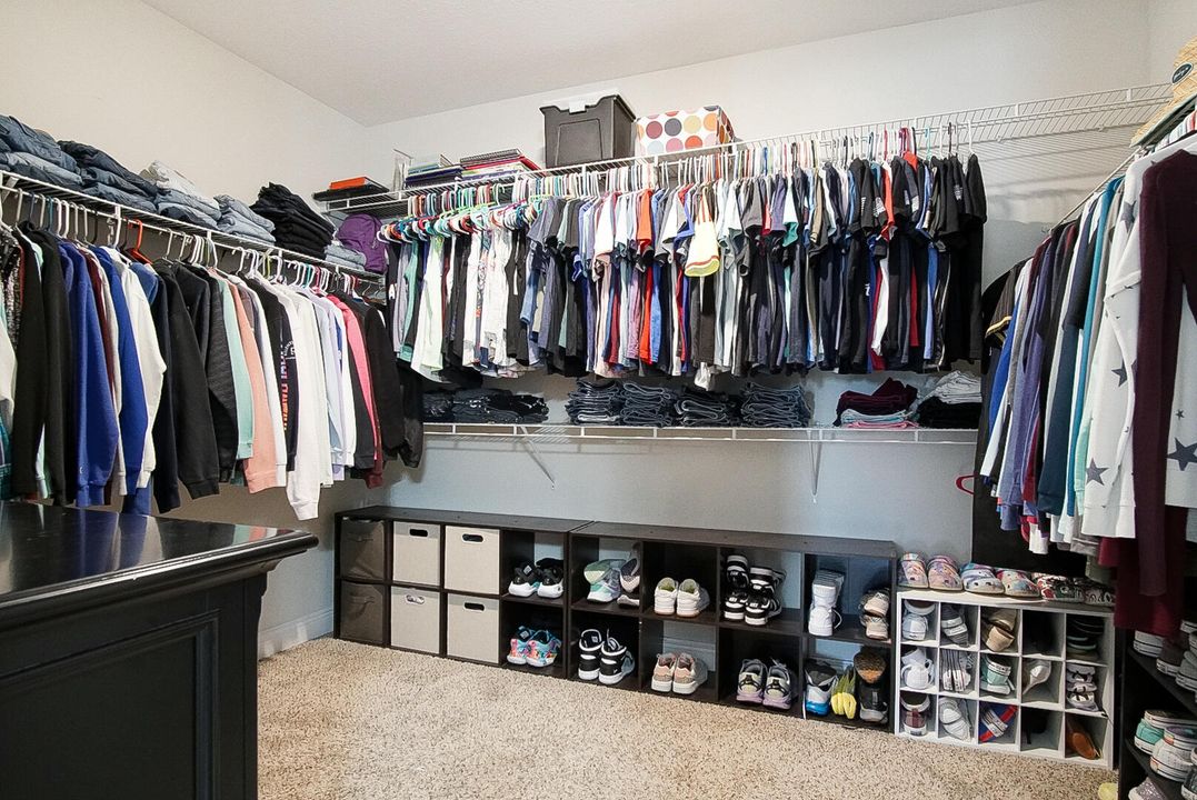 合同活跃: $549,000 (4 贝兹, 3 浴室, 2456 平方英尺)