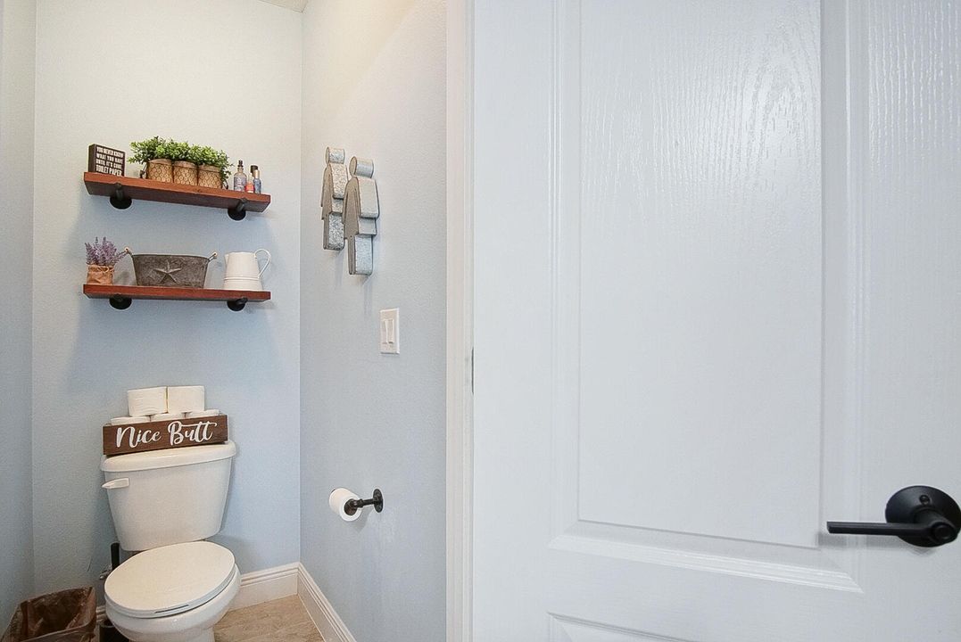 合同活跃: $549,000 (4 贝兹, 3 浴室, 2456 平方英尺)