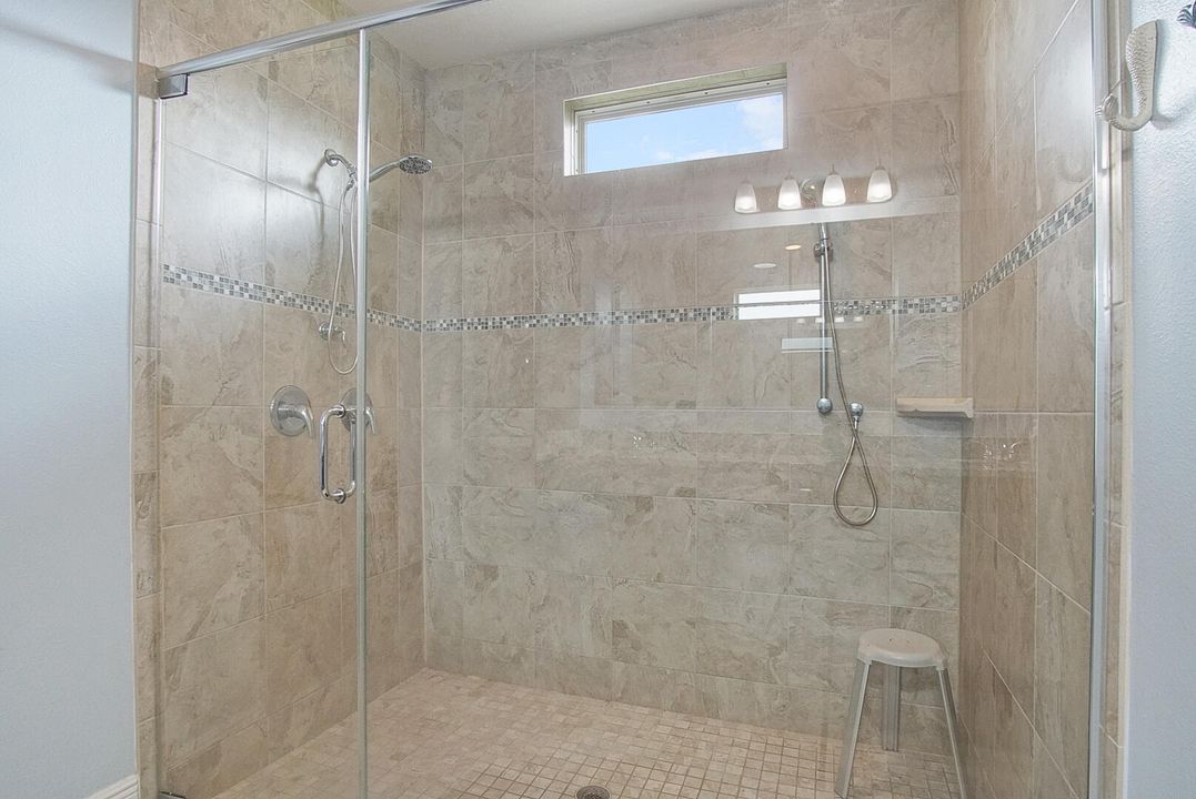 合同活跃: $549,000 (4 贝兹, 3 浴室, 2456 平方英尺)