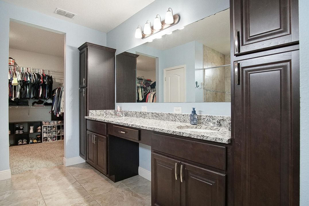 合同活跃: $549,000 (4 贝兹, 3 浴室, 2456 平方英尺)