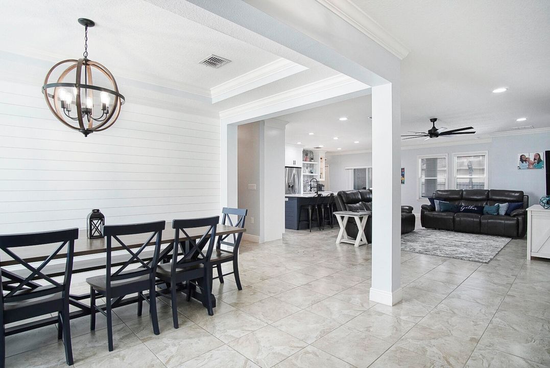 合同活跃: $549,000 (4 贝兹, 3 浴室, 2456 平方英尺)