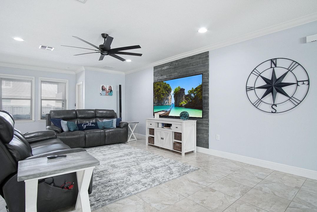 合同活跃: $549,000 (4 贝兹, 3 浴室, 2456 平方英尺)