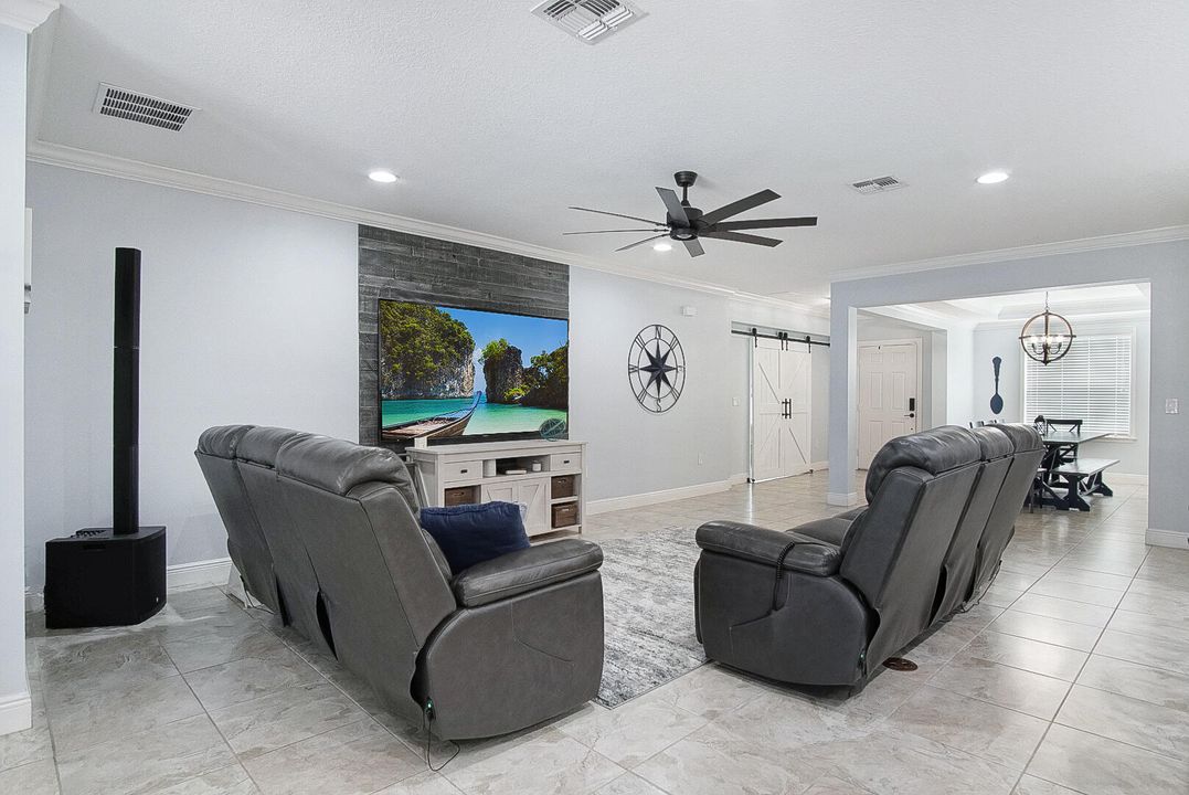 合同活跃: $549,000 (4 贝兹, 3 浴室, 2456 平方英尺)