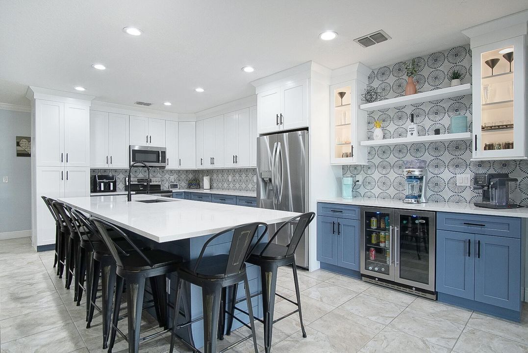 合同活跃: $549,000 (4 贝兹, 3 浴室, 2456 平方英尺)