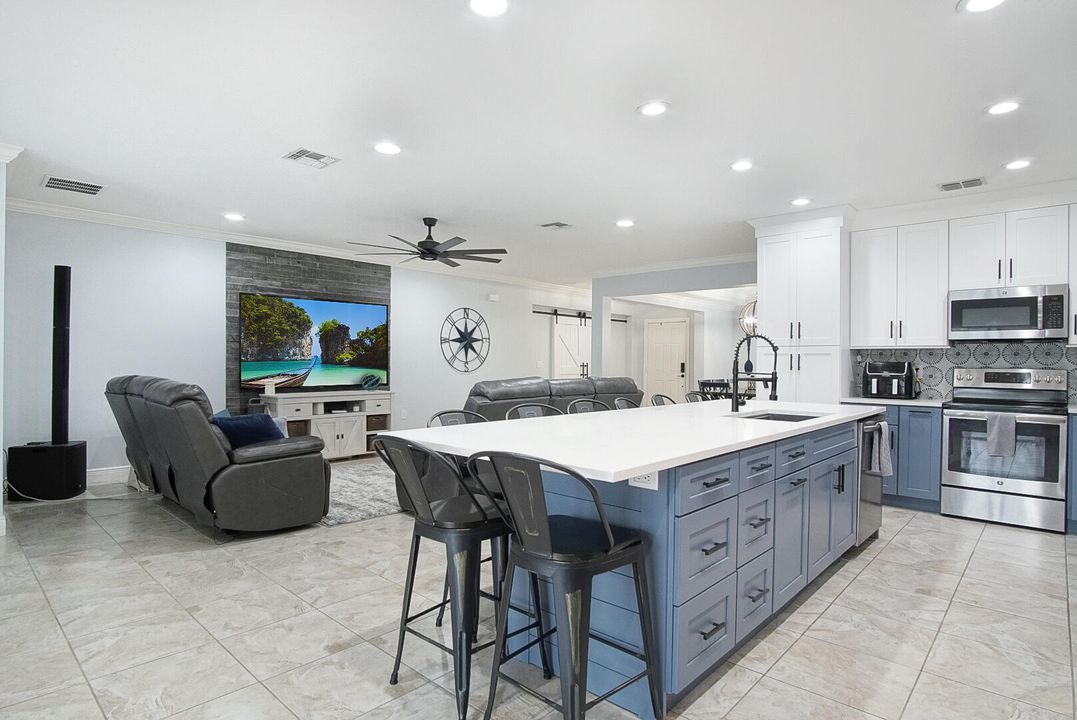 合同活跃: $549,000 (4 贝兹, 3 浴室, 2456 平方英尺)