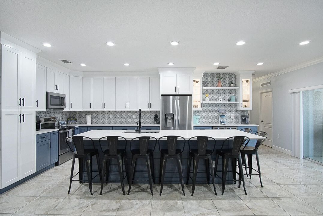 合同活跃: $549,000 (4 贝兹, 3 浴室, 2456 平方英尺)