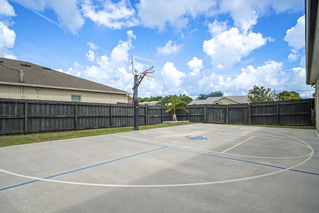 合同活跃: $549,000 (4 贝兹, 3 浴室, 2456 平方英尺)