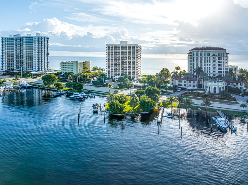 合同活跃: $3,650,000 (3 贝兹, 3 浴室, 2296 平方英尺)