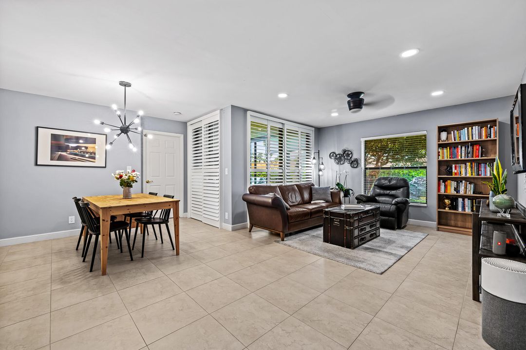 合同活跃: $309,900 (2 贝兹, 2 浴室, 964 平方英尺)