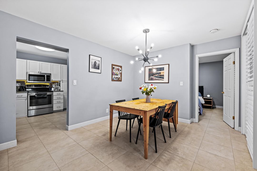 合同活跃: $309,900 (2 贝兹, 2 浴室, 964 平方英尺)