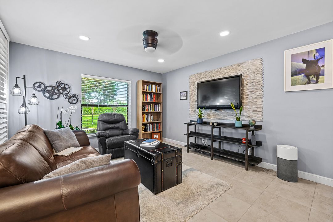 合同活跃: $309,900 (2 贝兹, 2 浴室, 964 平方英尺)