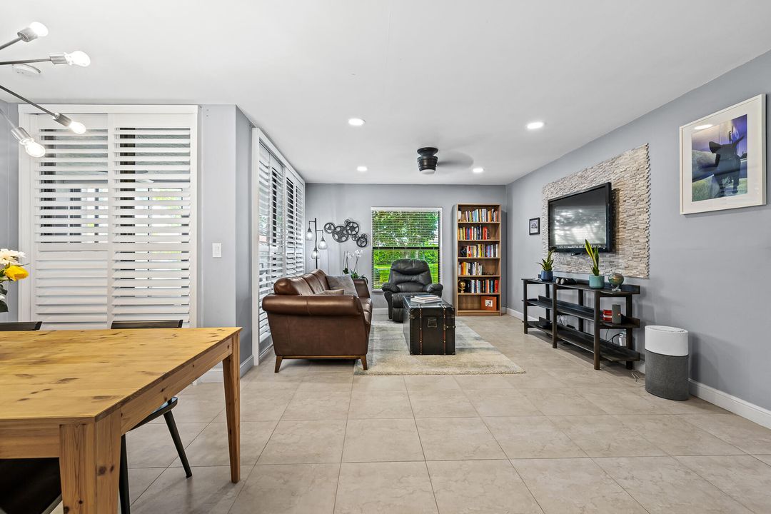 合同活跃: $309,900 (2 贝兹, 2 浴室, 964 平方英尺)