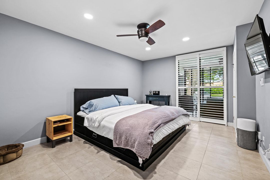 合同活跃: $309,900 (2 贝兹, 2 浴室, 964 平方英尺)