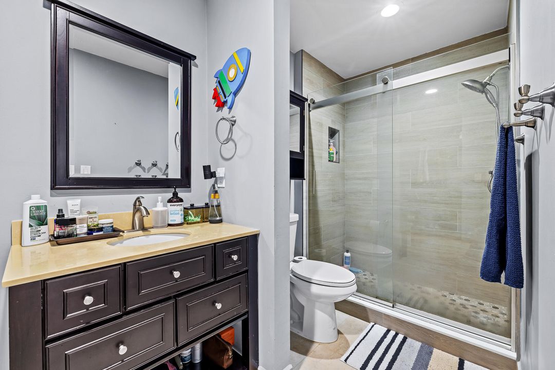 合同活跃: $309,900 (2 贝兹, 2 浴室, 964 平方英尺)