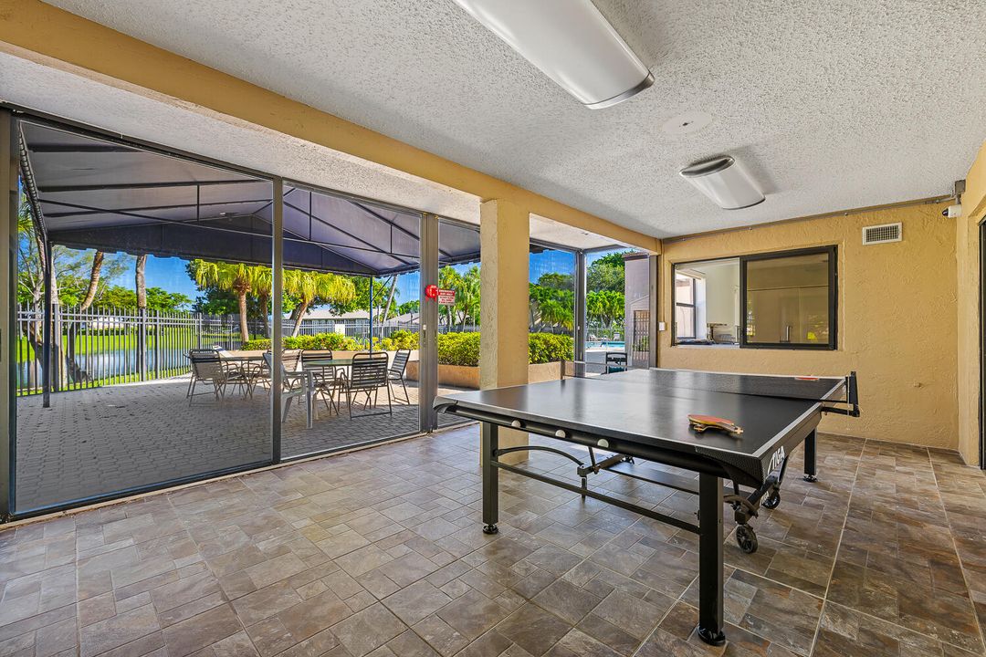 合同活跃: $309,900 (2 贝兹, 2 浴室, 964 平方英尺)