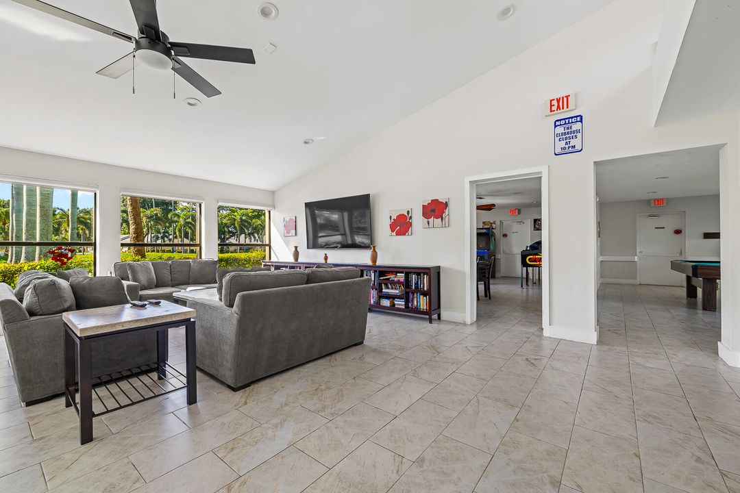 合同活跃: $309,900 (2 贝兹, 2 浴室, 964 平方英尺)