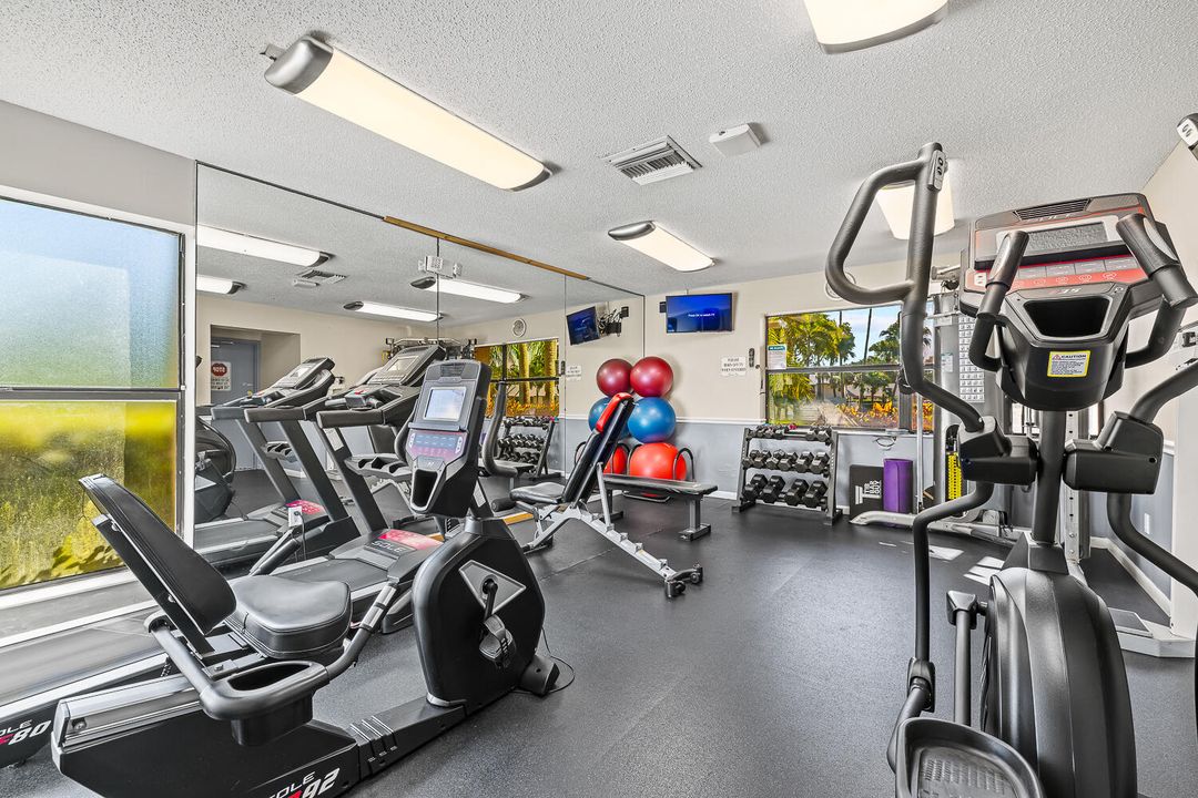 合同活跃: $309,900 (2 贝兹, 2 浴室, 964 平方英尺)