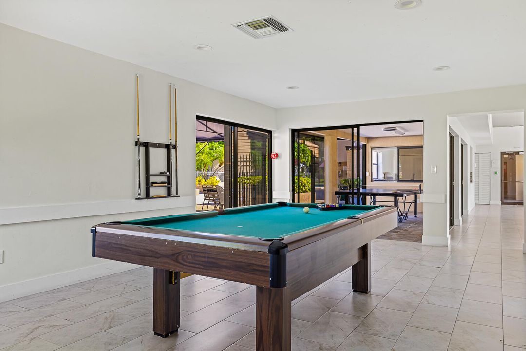 合同活跃: $309,900 (2 贝兹, 2 浴室, 964 平方英尺)