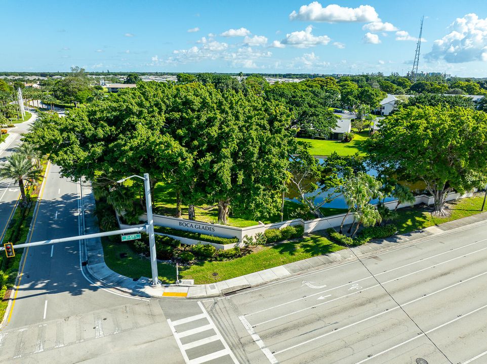 合同活跃: $309,900 (2 贝兹, 2 浴室, 964 平方英尺)