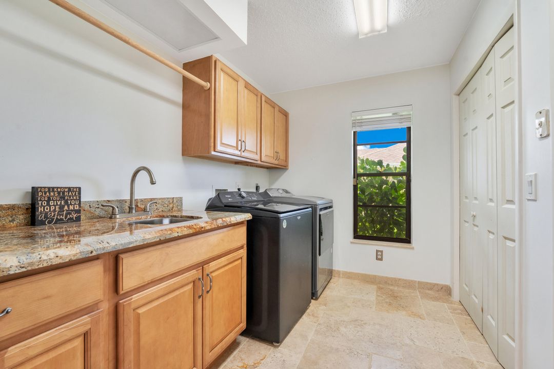 En Venta: $869,000 (3 camas, 2 baños, 3026 Pies cuadrados)