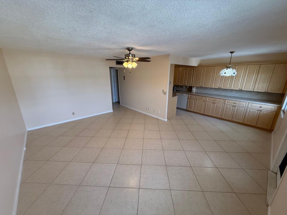 待售: $110,000 (2 贝兹, 1 浴室, 861 平方英尺)