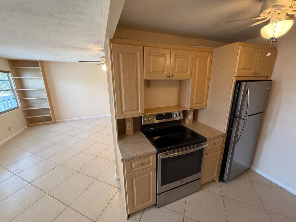 待售: $110,000 (2 贝兹, 1 浴室, 861 平方英尺)