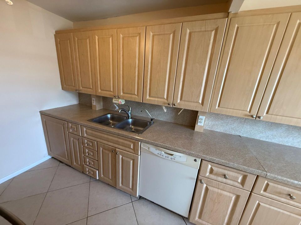 待售: $110,000 (2 贝兹, 1 浴室, 861 平方英尺)