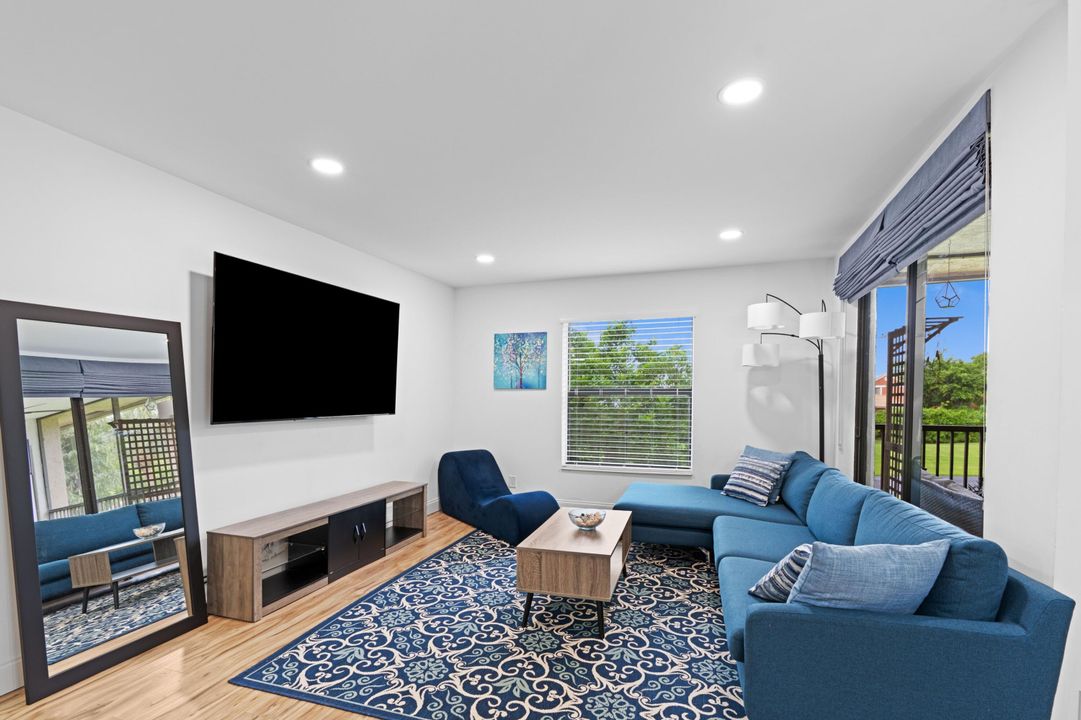 For Sale: $309,900 (2 beds, 2 baths, 964 Square Feet)