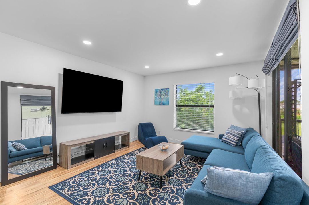 For Sale: $309,900 (2 beds, 2 baths, 964 Square Feet)