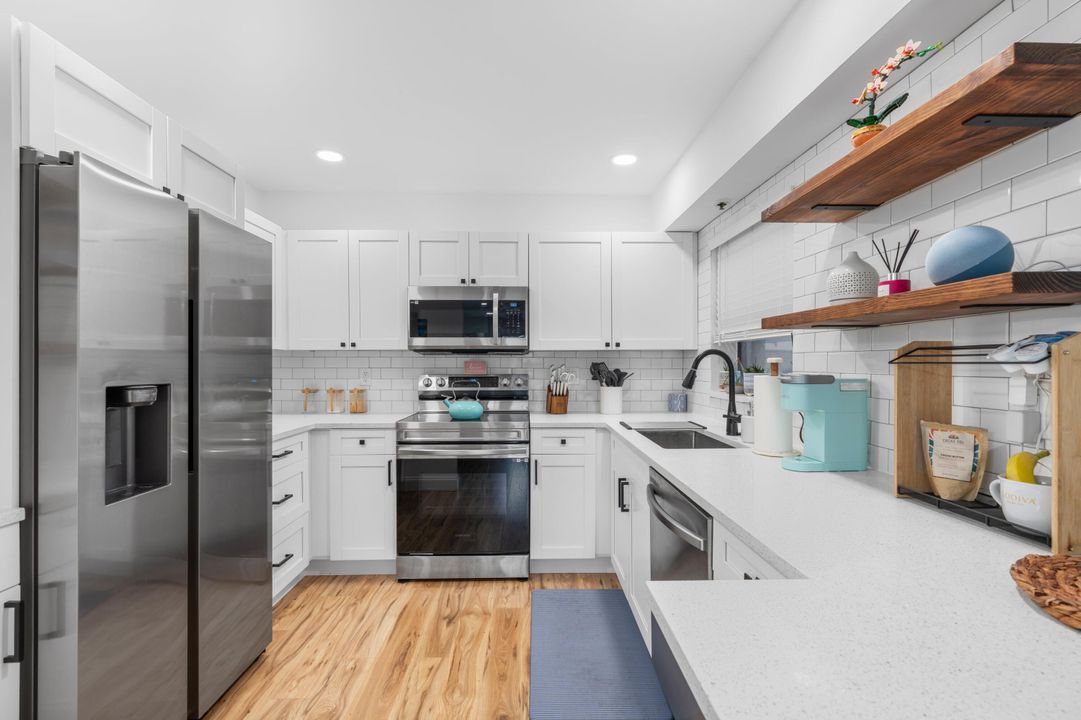 For Sale: $309,900 (2 beds, 2 baths, 964 Square Feet)