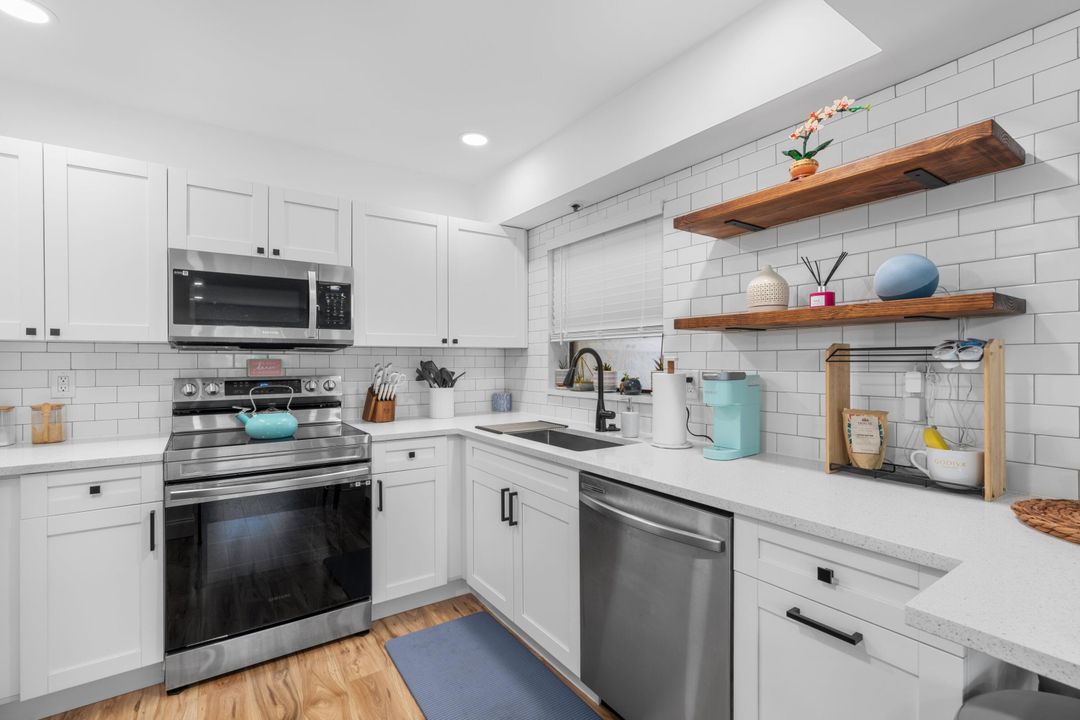 For Sale: $309,900 (2 beds, 2 baths, 964 Square Feet)