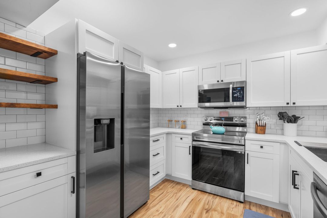 For Sale: $309,900 (2 beds, 2 baths, 964 Square Feet)