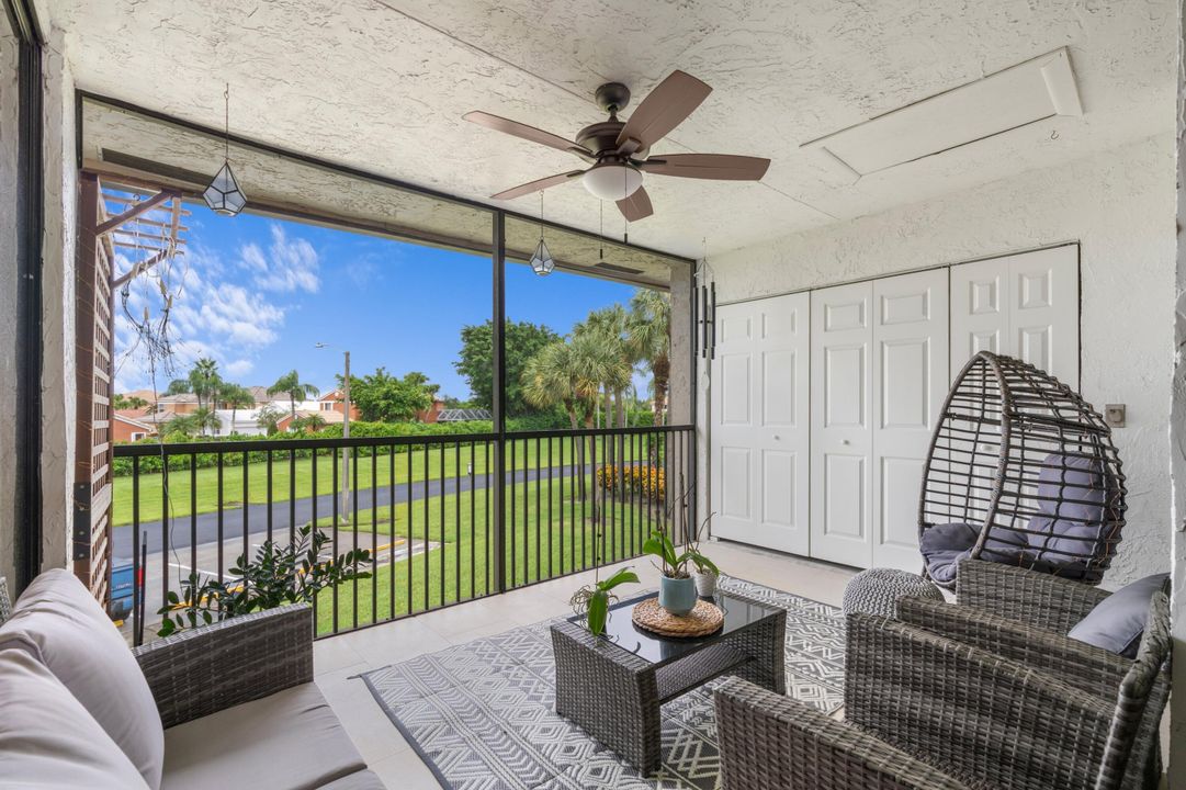 For Sale: $309,900 (2 beds, 2 baths, 964 Square Feet)