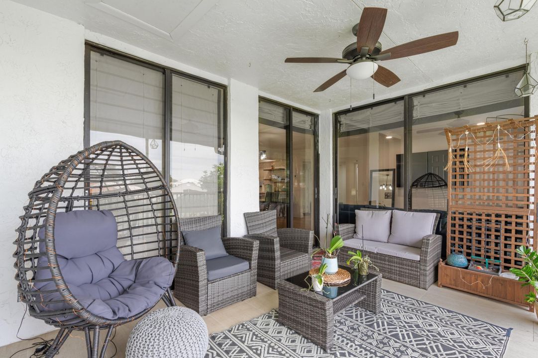 For Sale: $309,900 (2 beds, 2 baths, 964 Square Feet)