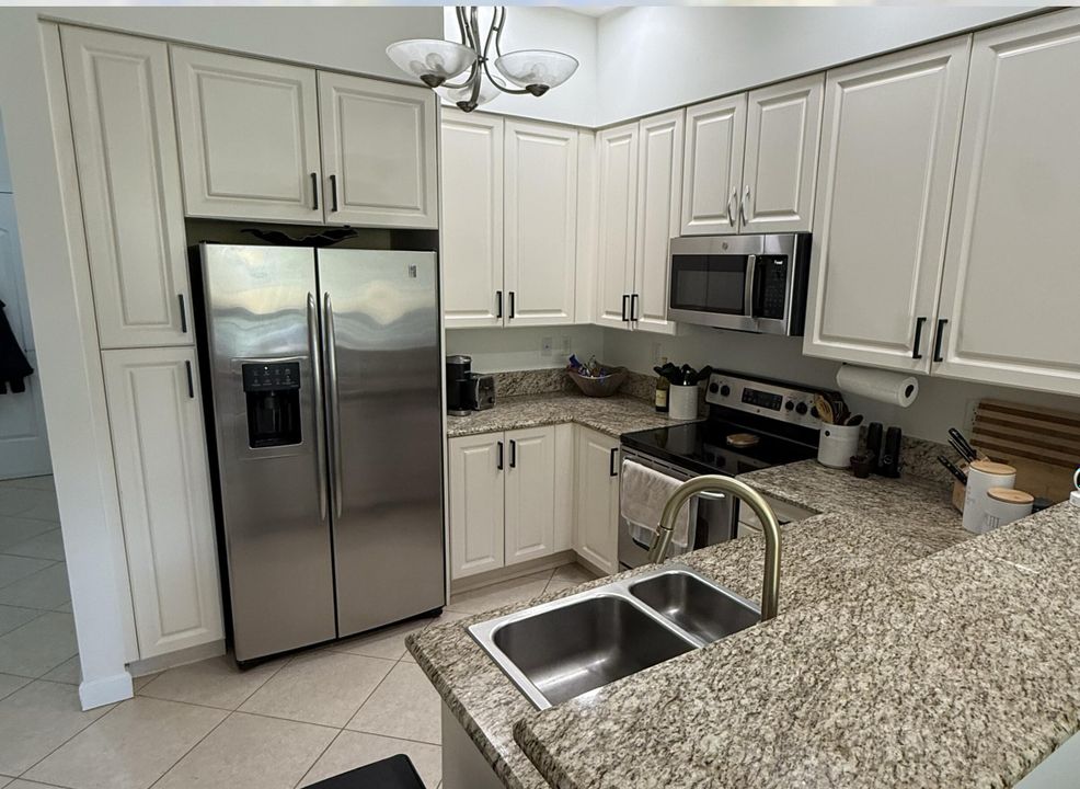 Active With Contract: $3,500 (1 beds, 1 baths, 1071 Square Feet)