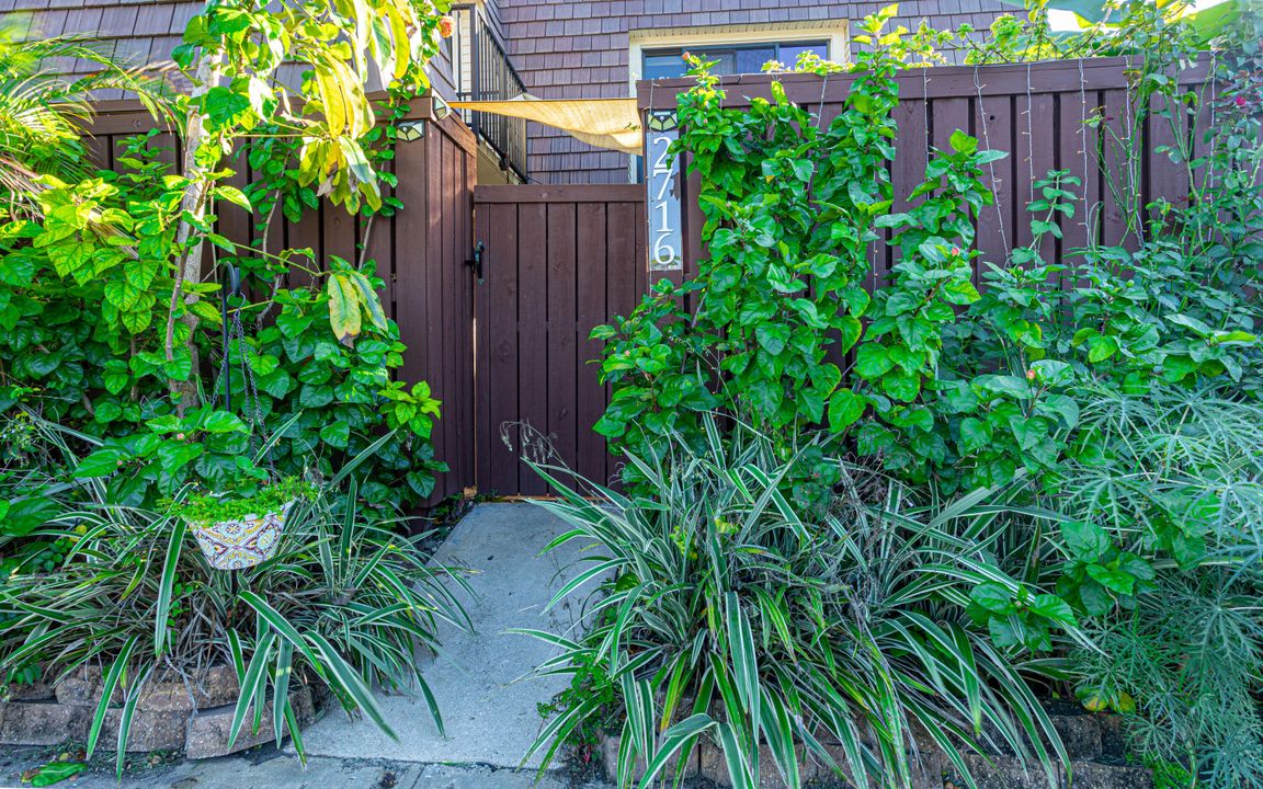 На продажу: $349,999 (2 спален, 2 ванн, 1236 Квадратных фут)