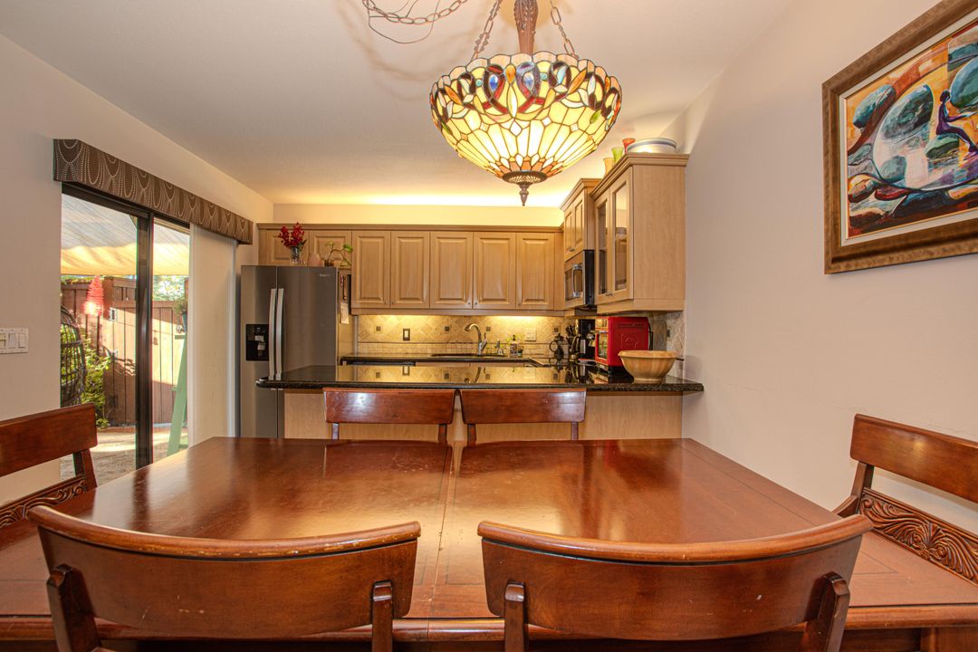 На продажу: $349,999 (2 спален, 2 ванн, 1236 Квадратных фут)