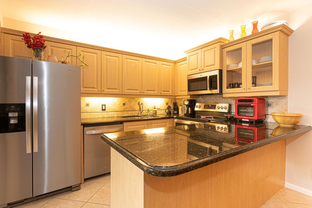 На продажу: $349,999 (2 спален, 2 ванн, 1236 Квадратных фут)