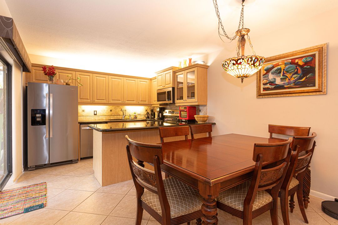 На продажу: $349,999 (2 спален, 2 ванн, 1236 Квадратных фут)