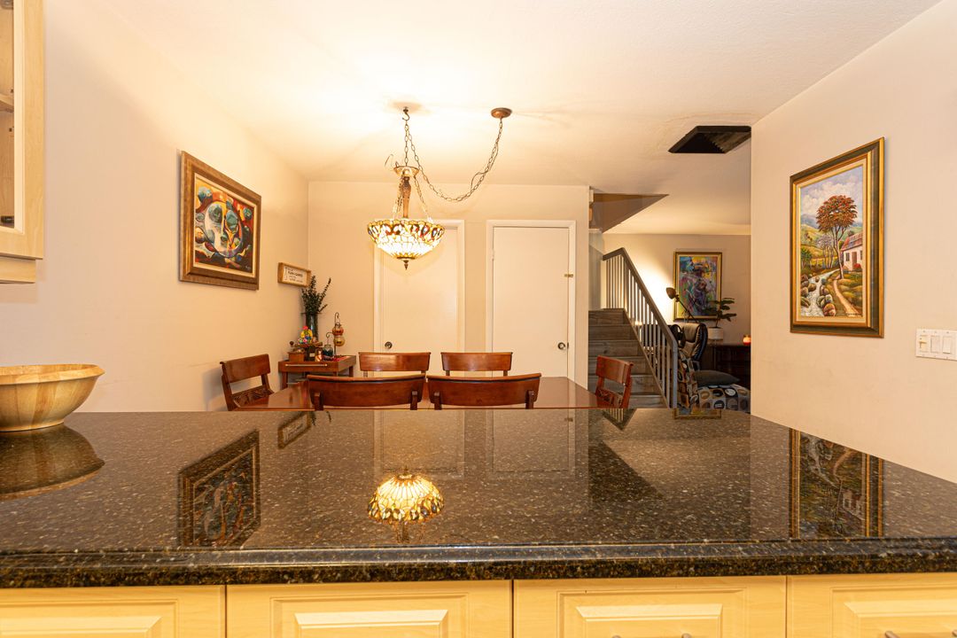 На продажу: $349,999 (2 спален, 2 ванн, 1236 Квадратных фут)