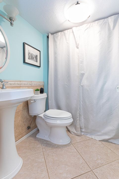 На продажу: $349,999 (2 спален, 2 ванн, 1236 Квадратных фут)