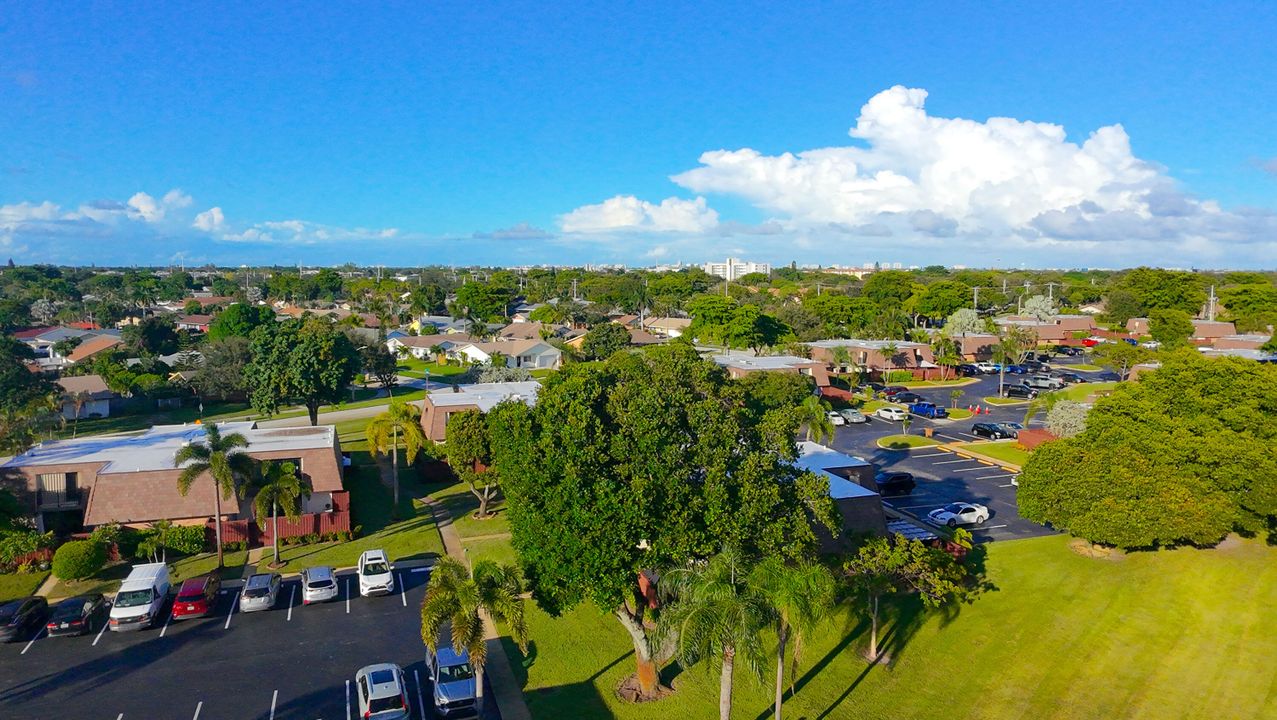 На продажу: $349,999 (2 спален, 2 ванн, 1236 Квадратных фут)