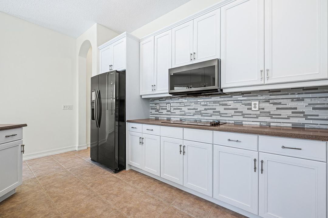 For Sale: $999,000 (4 beds, 3 baths, 2415 Square Feet)