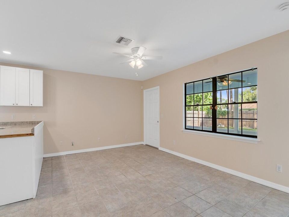 合同活跃: $229,000 (2 贝兹, 2 浴室, 860 平方英尺)