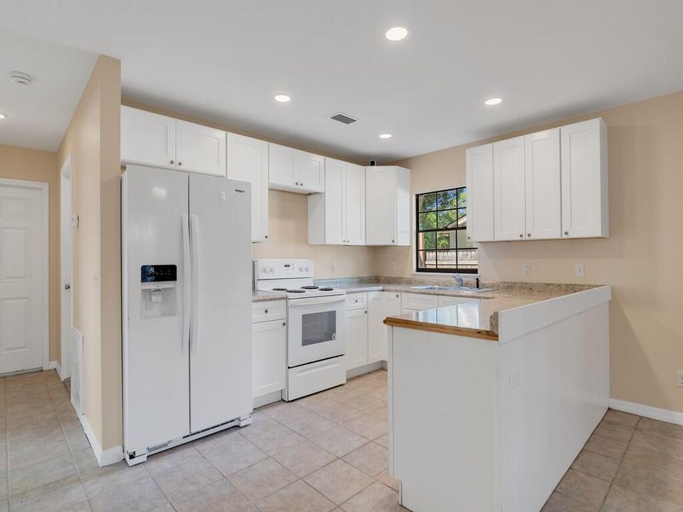 合同活跃: $229,000 (2 贝兹, 2 浴室, 860 平方英尺)