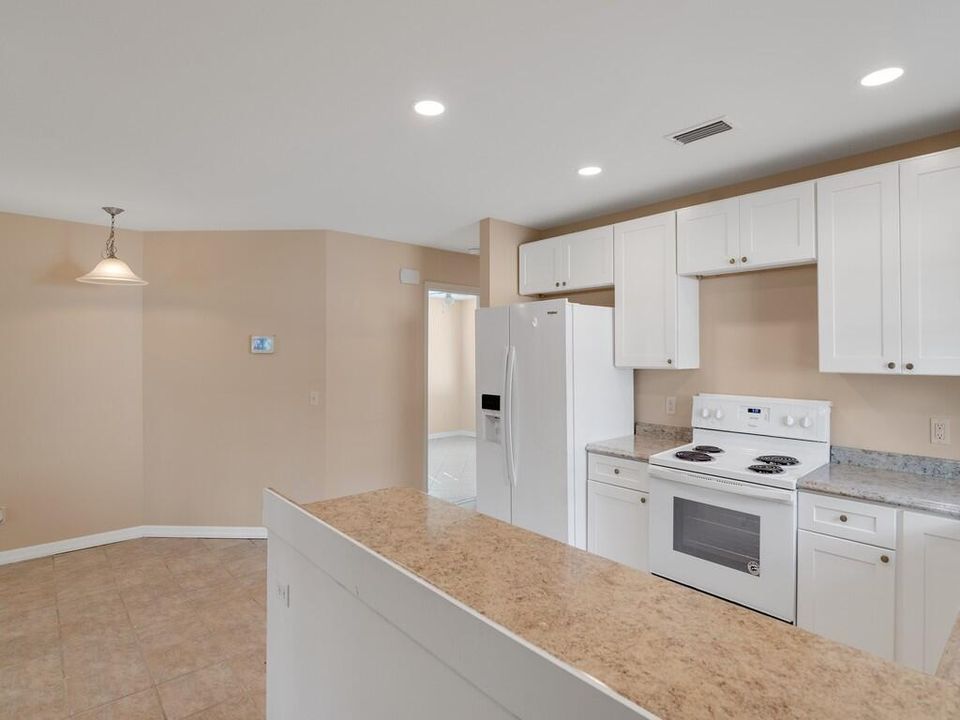 合同活跃: $229,000 (2 贝兹, 2 浴室, 860 平方英尺)