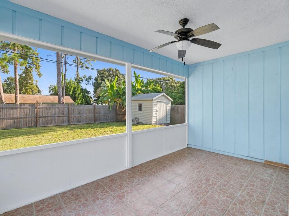 合同活跃: $229,000 (2 贝兹, 2 浴室, 860 平方英尺)